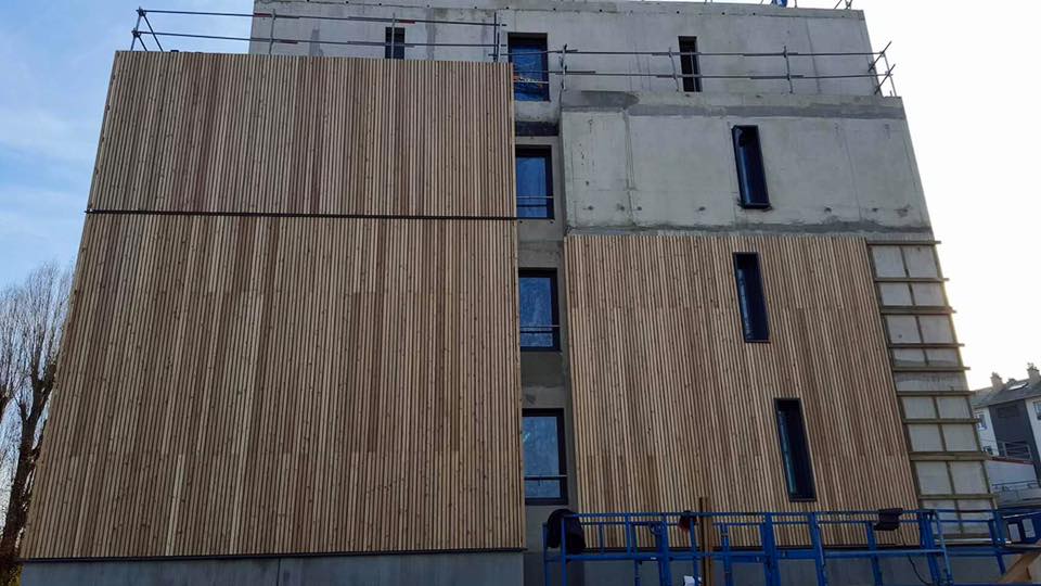 Bardage bois d'un bâtiment à Bondy